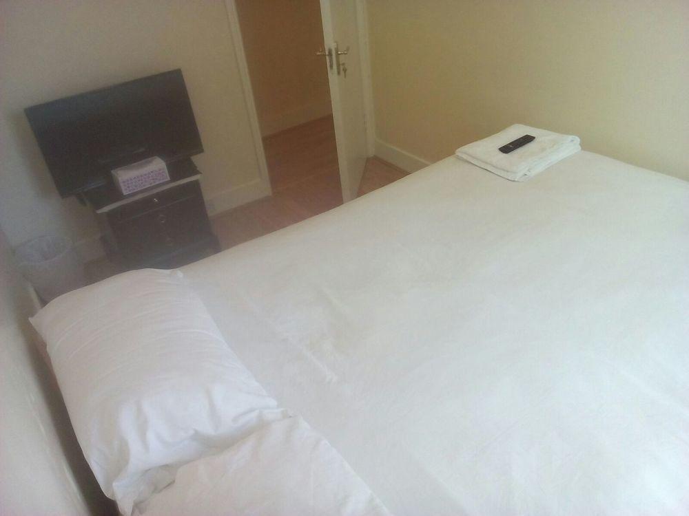 70 Hockley Avenue Hotel Barking  Ngoại thất bức ảnh