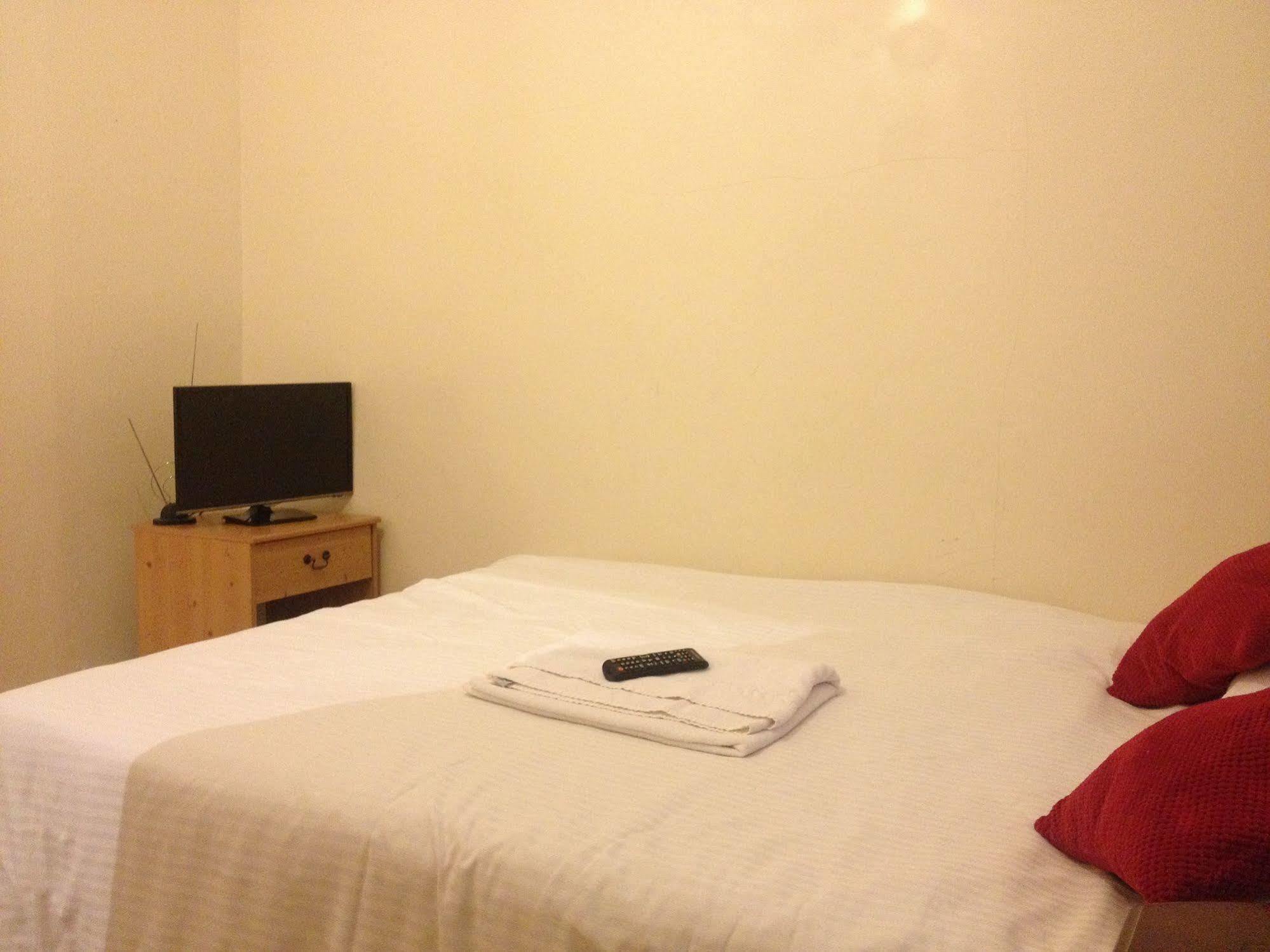 70 Hockley Avenue Hotel Barking  Ngoại thất bức ảnh